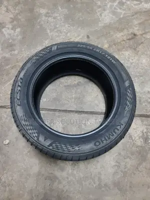 225 /55 R17 Kumho Tyres 101w Xl Escta Ps71
