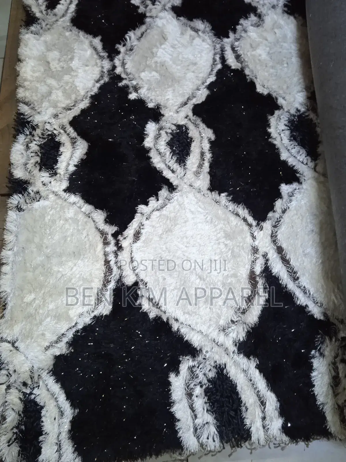 Black and White Symmetrical Pattern Carpet 5 by 7ft Grade A.