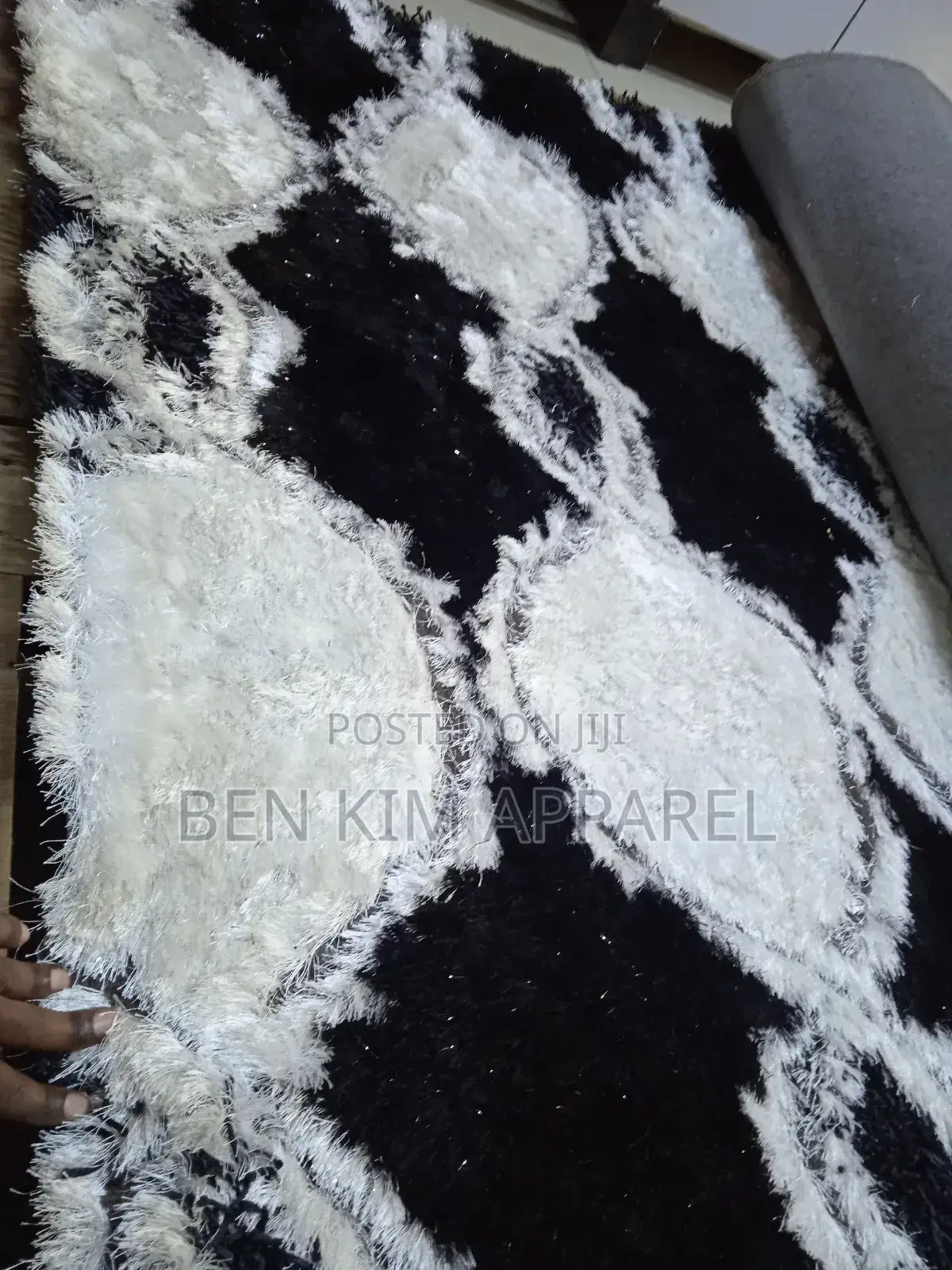 Black and White Symmetrical Pattern Carpet 5 by 7ft Grade A.