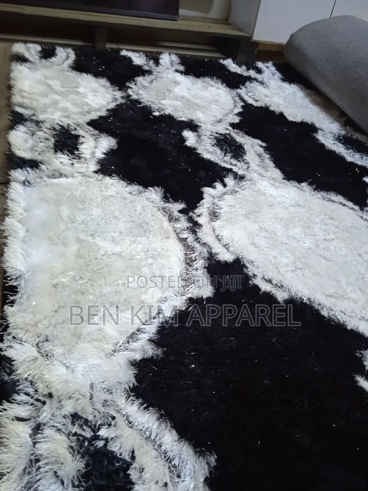 Black and White Symmetrical Pattern Carpet 5 by 7ft Grade A.