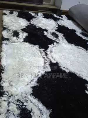 Black and White Symmetrical Pattern Carpet 5 by 7ft Grade A.