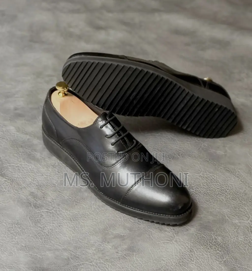 Black Leather Cap-Toe Oxford Brogue Shoes With a Rubber Sole. 40-45