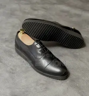 Black Leather Cap-Toe Oxford Brogue Shoes With a Rubber Sole. 40-45