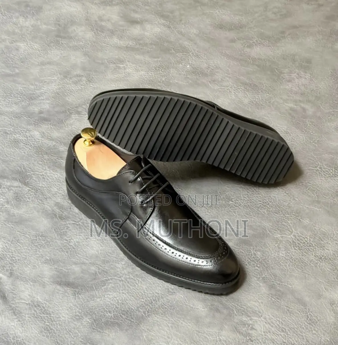 Black Leather Cap-Toe Oxford Brogue Shoes With a Rubber Sole. 40-45