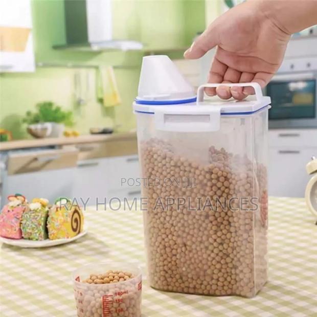 Cereal Storage Container With Measuring Cup and Handle Capacity 2l - thumbnail 3