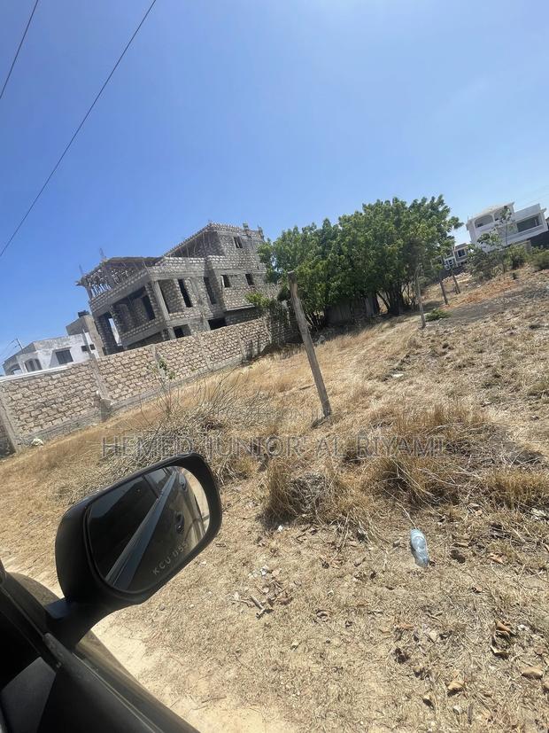 Utange Plot - thumbnail 3