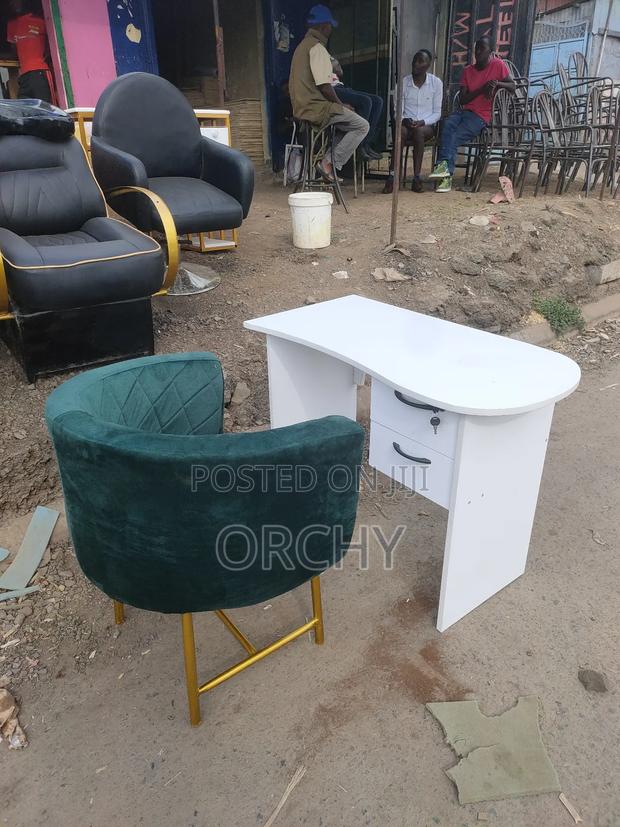 Manicure Seat & Table - main view