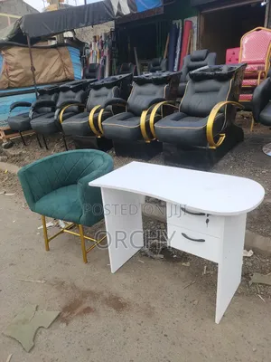 Manicure Seat & Table