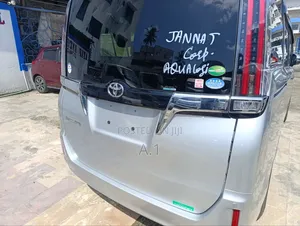Toyota Esquire 2.0 FWD (7 seater) 2019 Silver