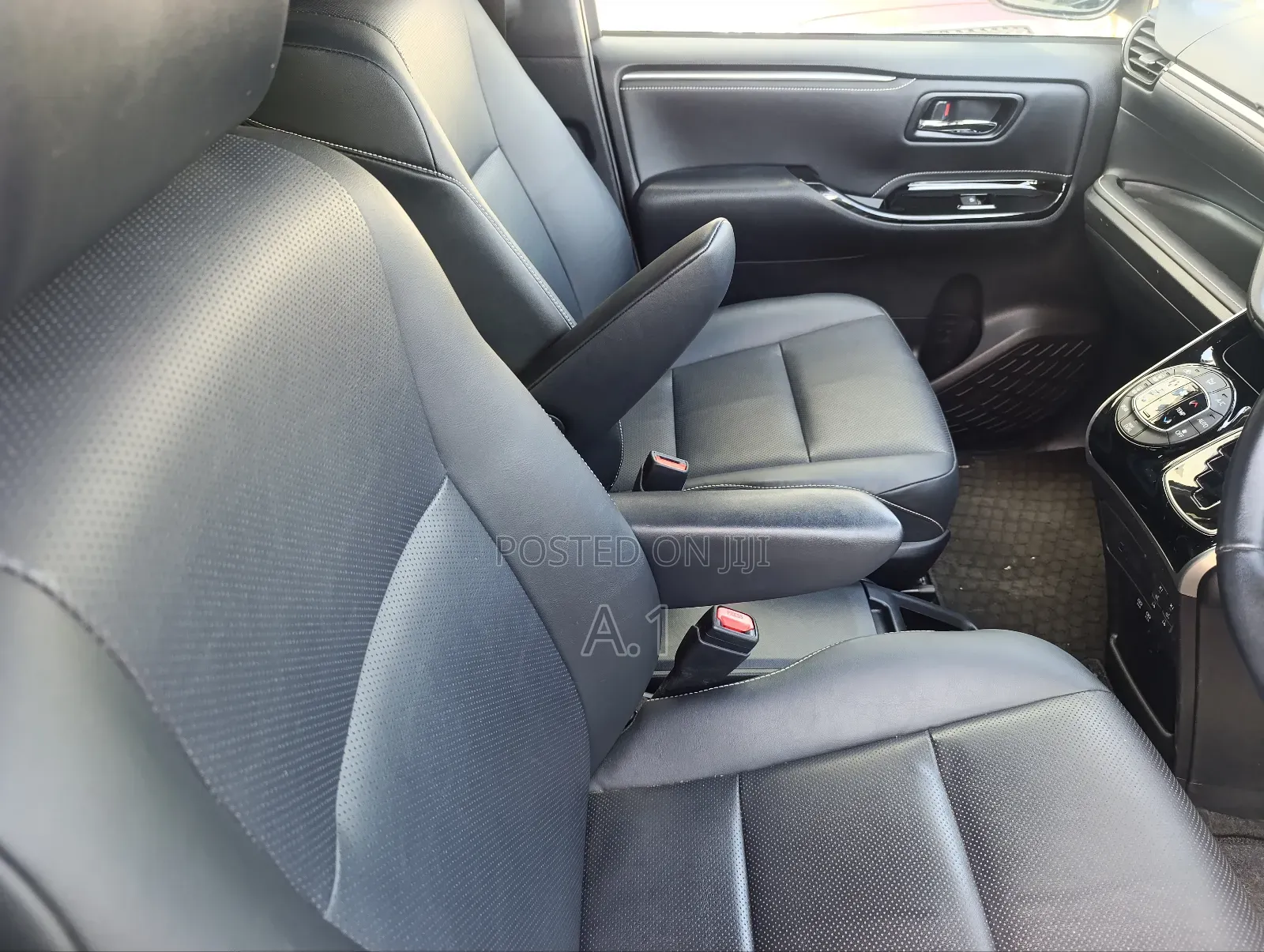 Toyota Esquire 2.0 FWD (7 seater) 2019 Silver