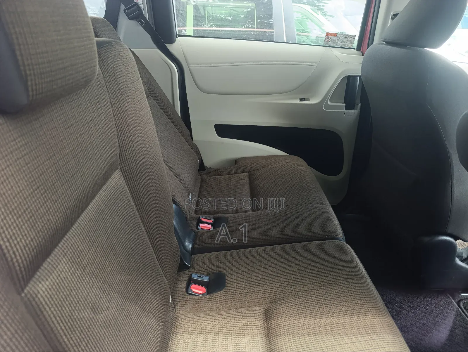 Toyota Sienta 1.5 Hybrid FWD 2019 Red