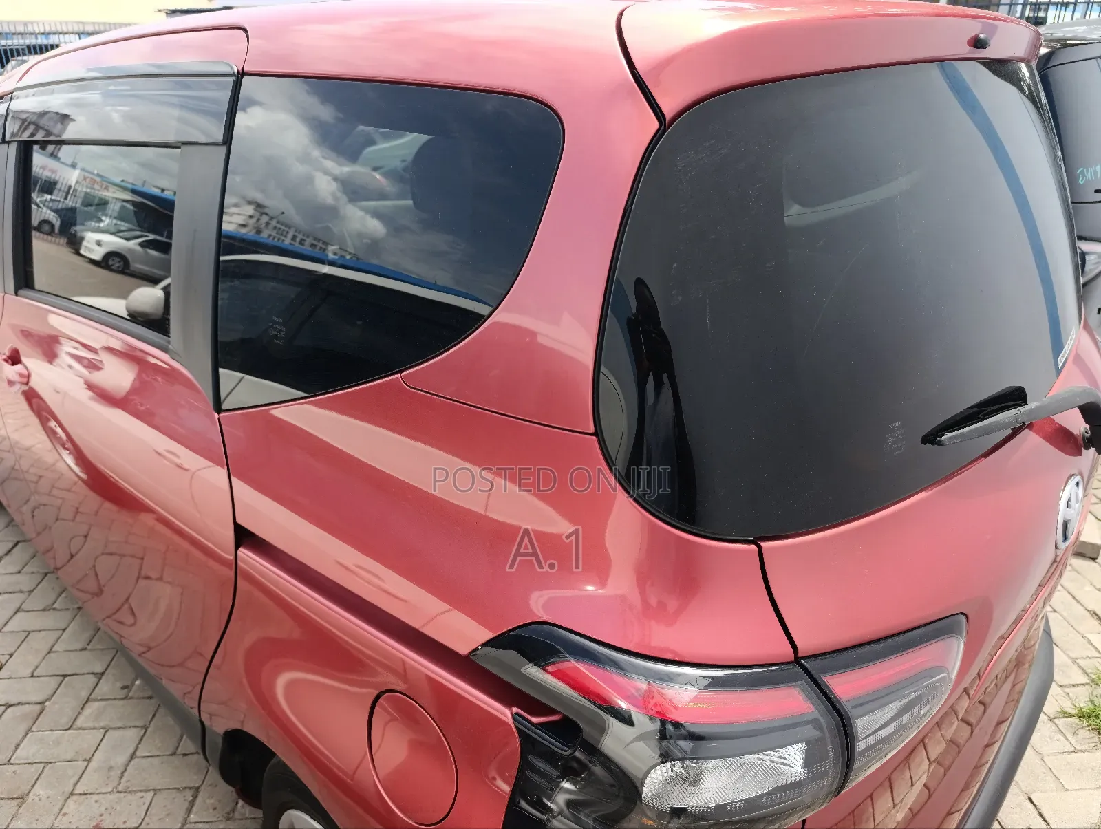 Toyota Sienta 1.5 Hybrid FWD 2019 Red