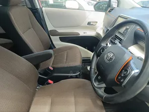 Toyota Sienta 1.5 Hybrid FWD 2019 Red