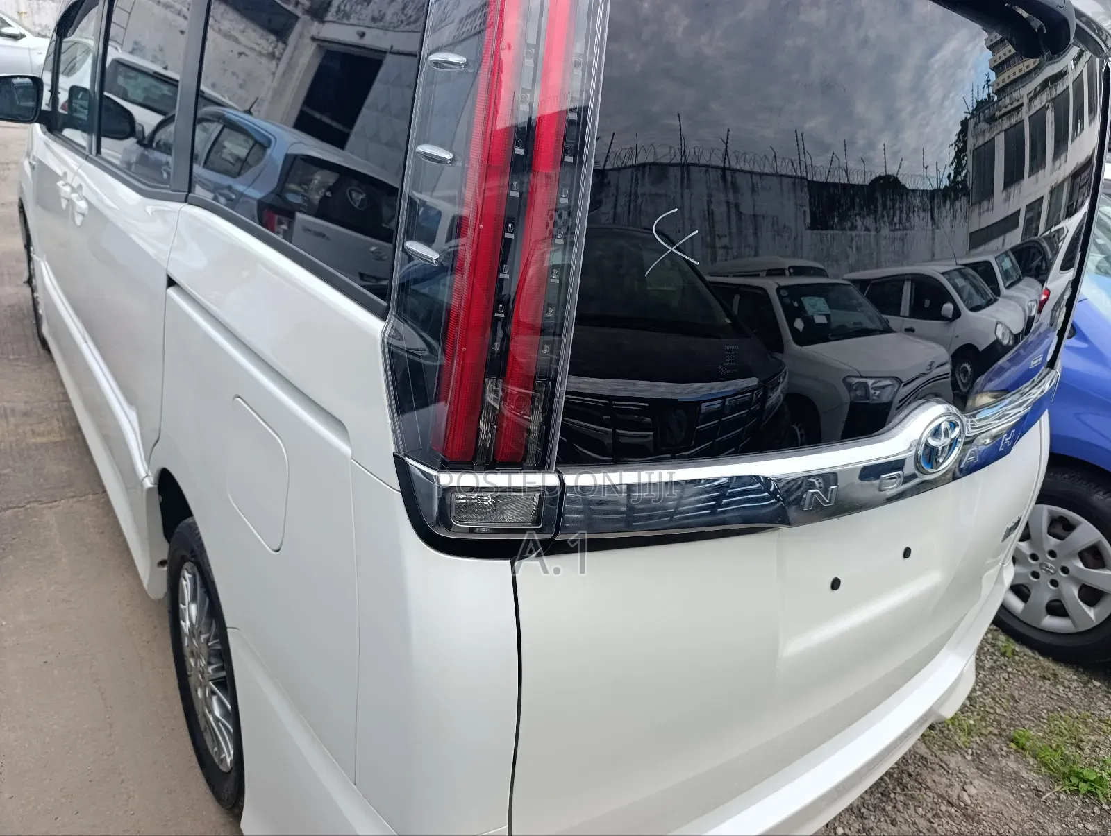 Toyota Noah 1.8 FWD Hybrid (7 seater) 2019 White