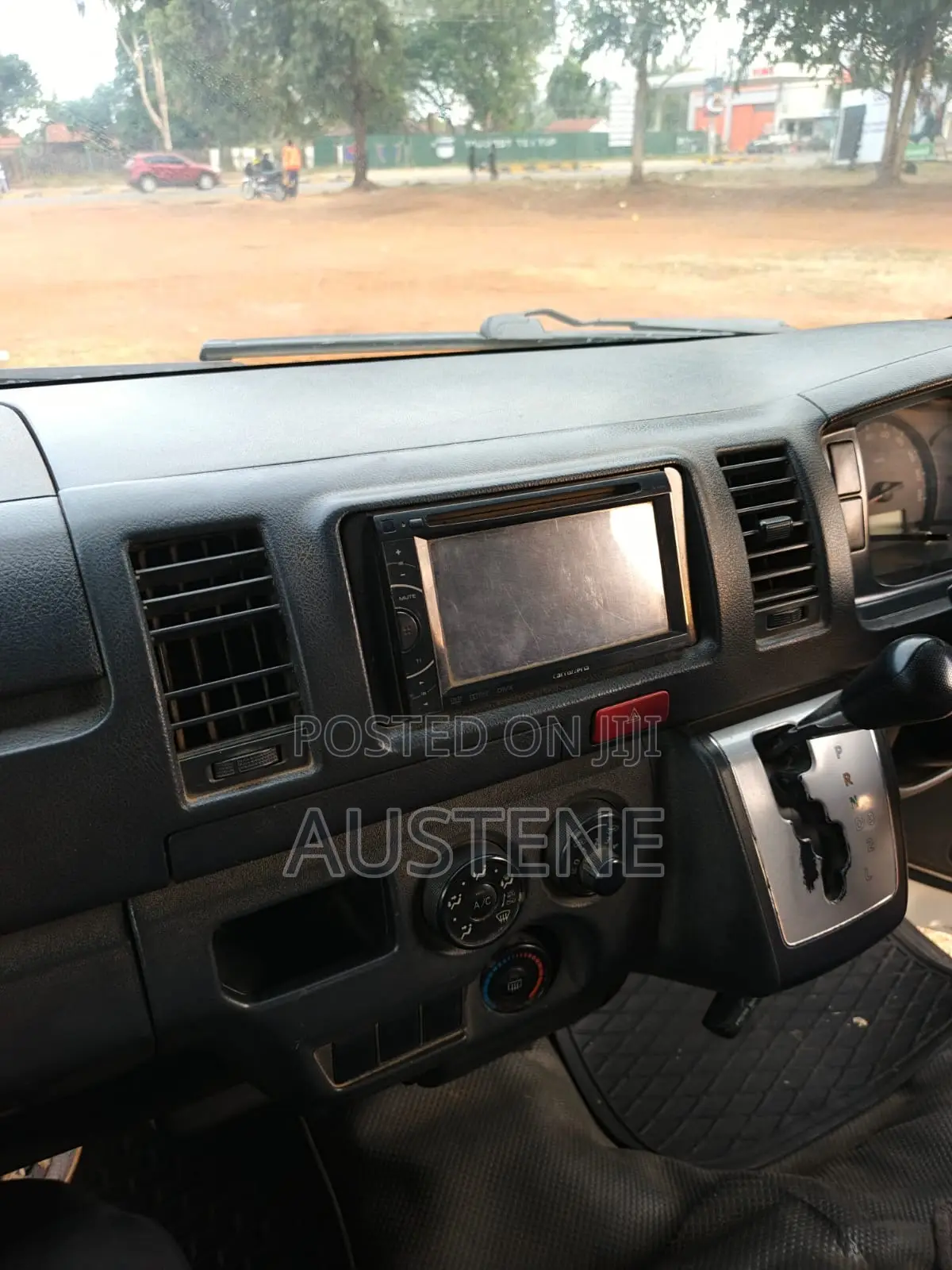 Toyota HiAce 2014 White