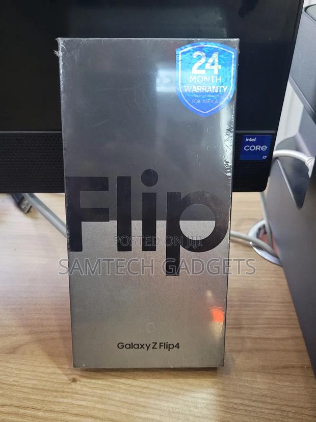 New Samsung Galaxy Z Flip4 256 GB Black - main view