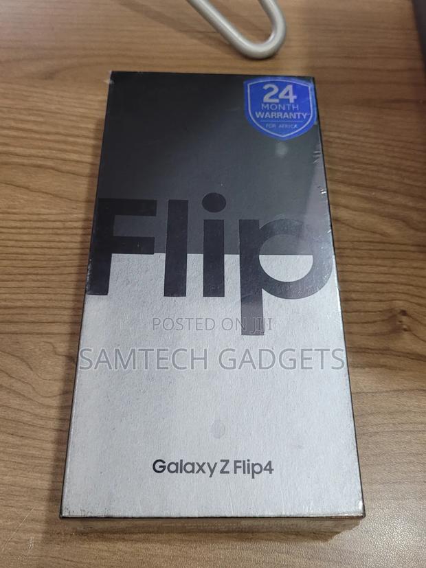 New Samsung Galaxy Z Flip4 256 GB Black - thumbnail 3