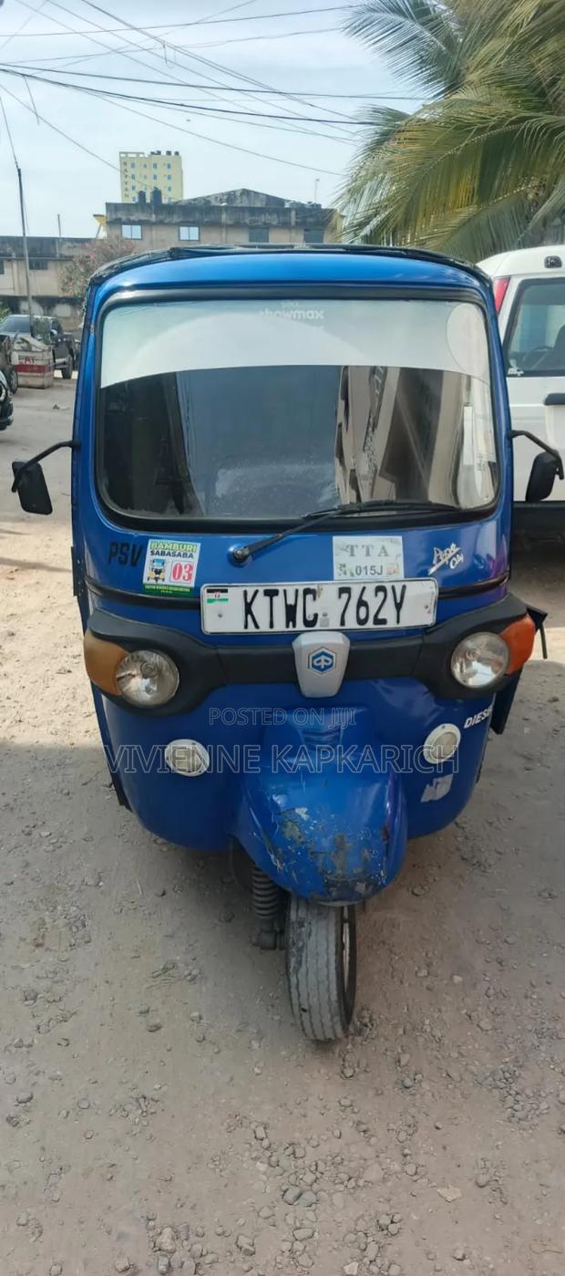 Piaggio 2023 Blue - main view