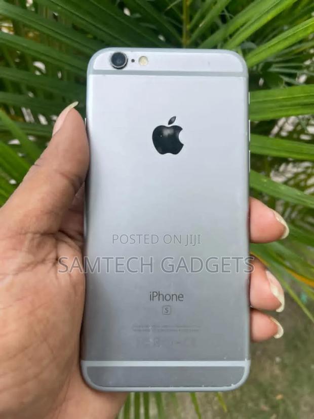 Apple iPhone 6s 32 GB Gray - main view