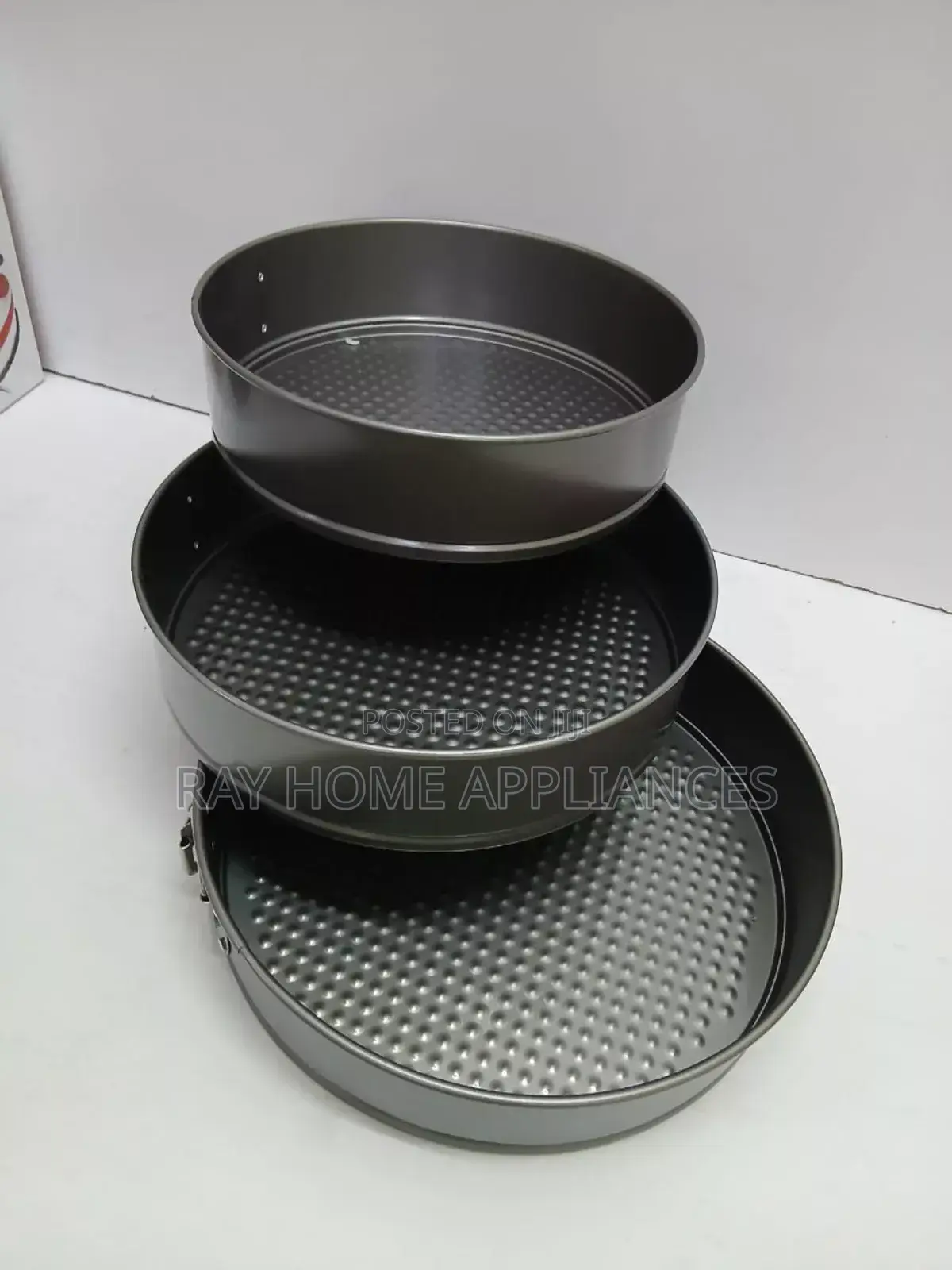 3pieces Cake Moulds/Baking Tins Size 
24cm*26cm*28cm
Non-Stick
Black