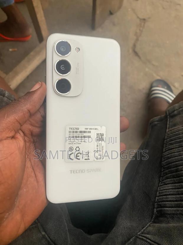 Tecno Spark 40 Pro+ 256 GB Silver - main view