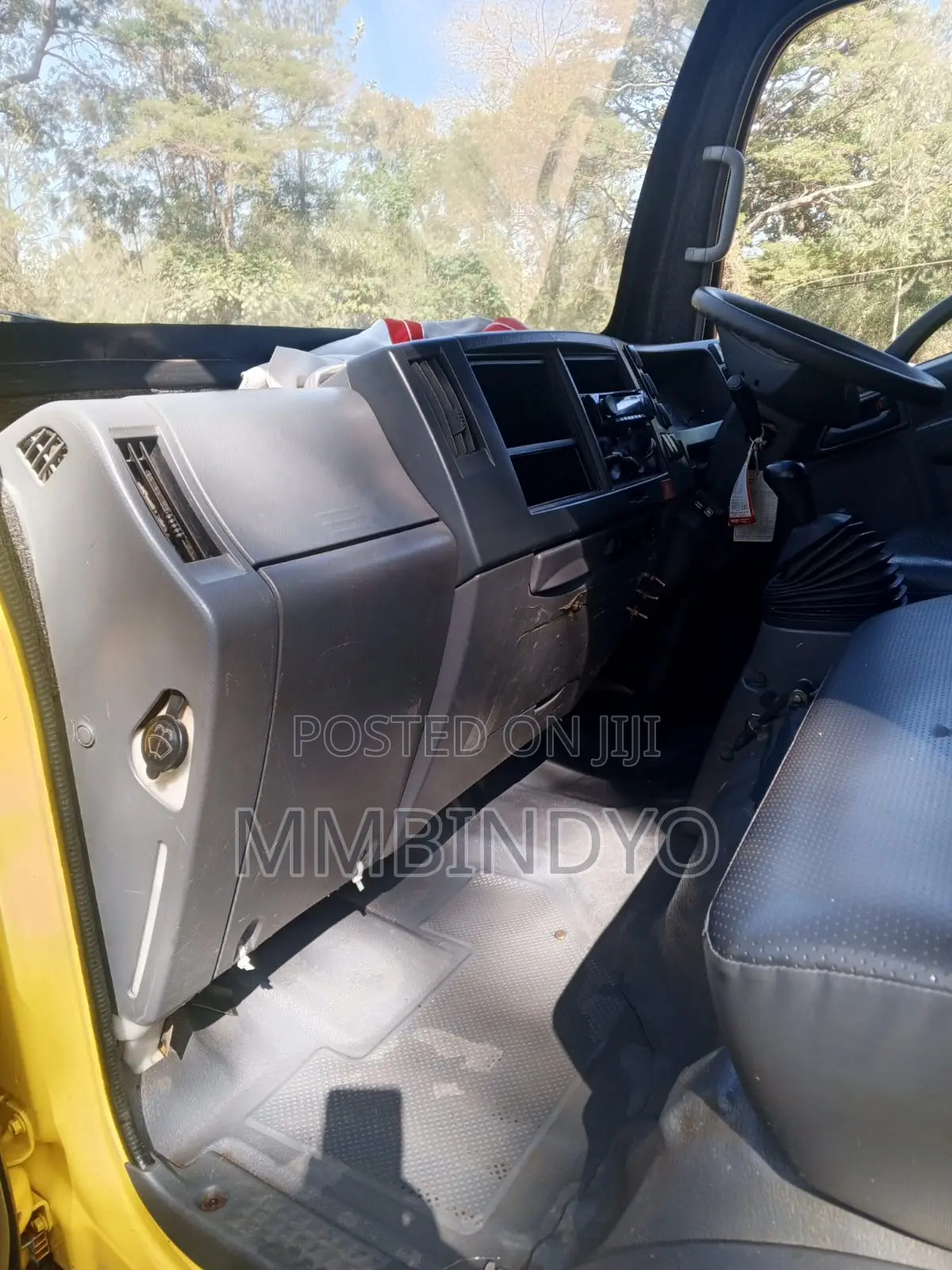 Isuzu NMR 2022 Yellow