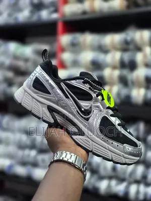 Nike V5 Rnr (Runner) Sneakers In Black And Silver.