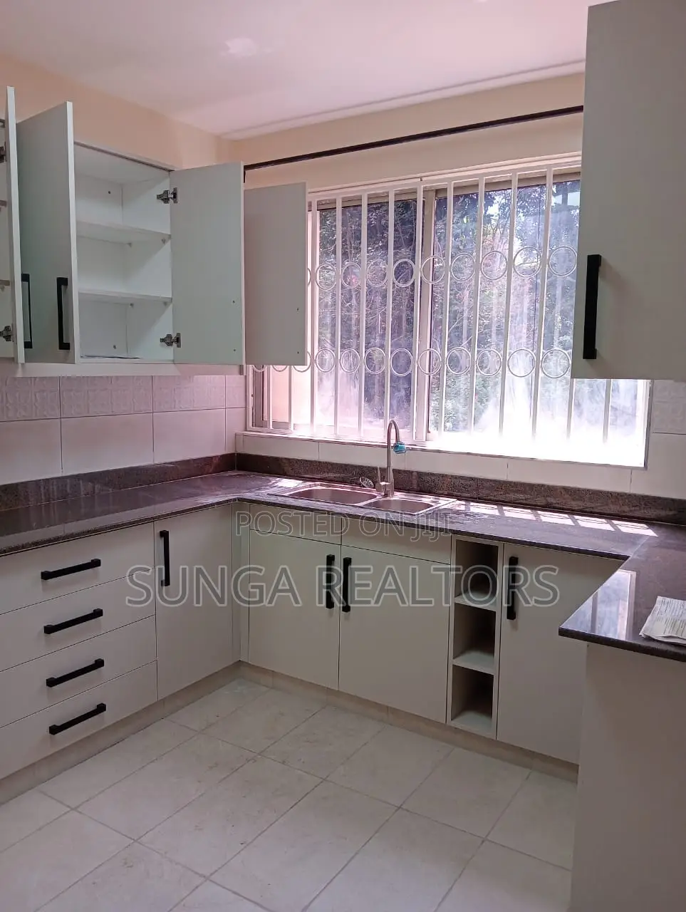 4bdrm Apartment in King'Ara Rd., Valley Arcade for sale