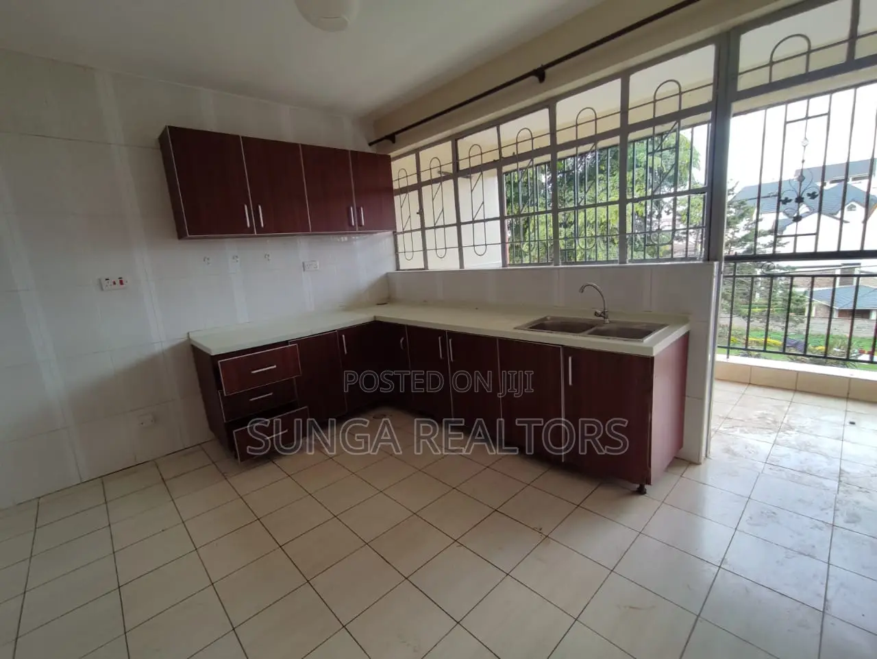 3bdrm Apartment in Mbaazi Rd., Valley Arcade for sale