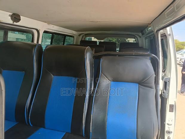 Toyota HiAce 2012 White - thumbnail 7