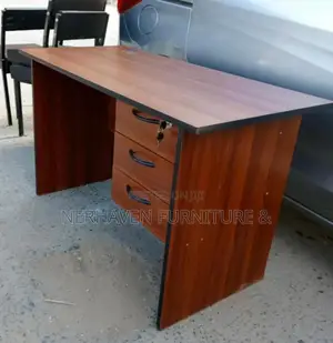 0.9m Office Desk – Compact Modern Workstation