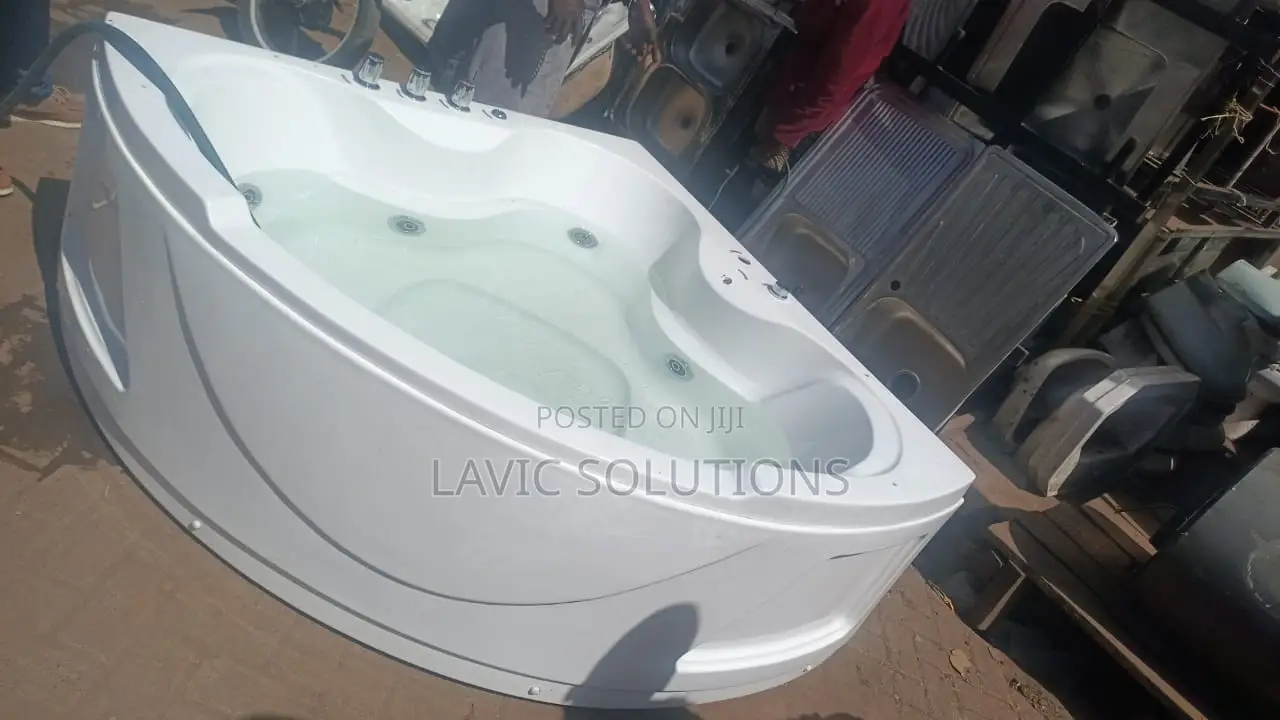 Corner Jacuzzi White