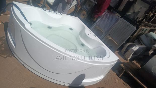 Corner Jacuzzi White - main view