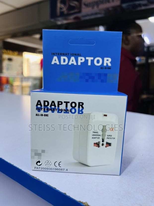 International Universal Adapter - thumbnail 2