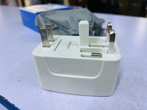 International Universal Adapter - thumbnail 3