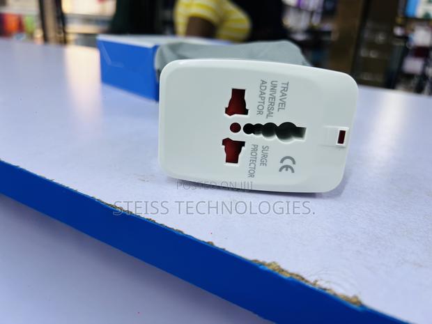 International Universal Adapter - thumbnail 4