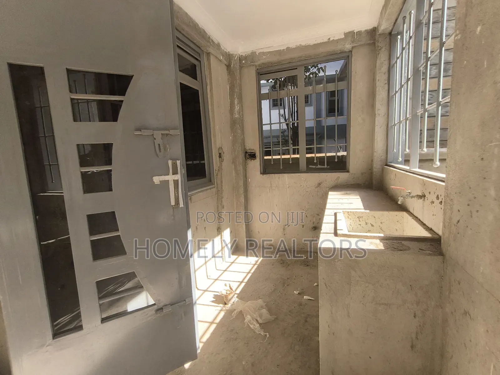 5bdrm Maisonette in Gated Estate, Kerarapon for sale