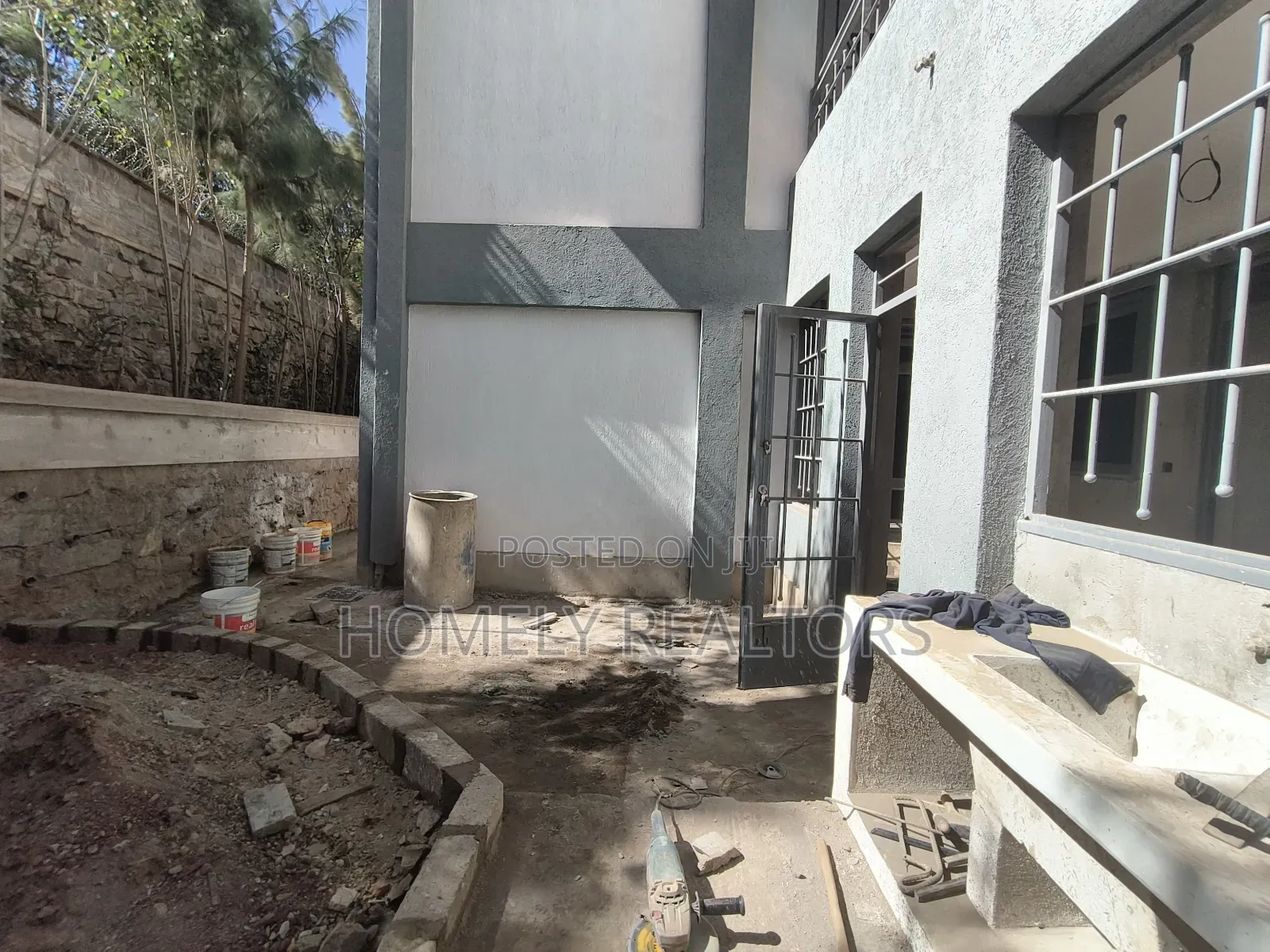5bdrm Maisonette in Gated Estate, Kerarapon for sale