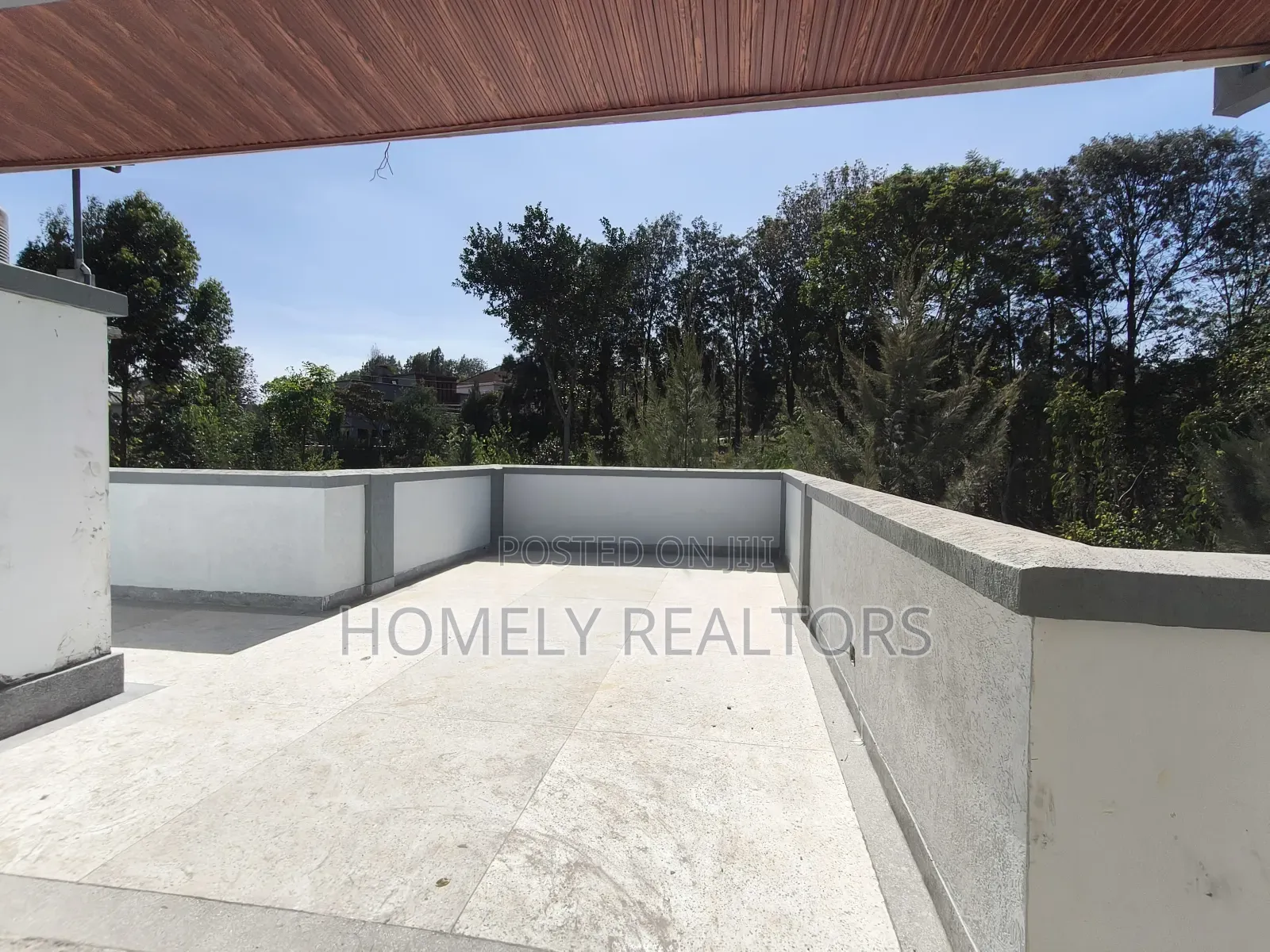 5bdrm Maisonette in Gated Estate, Kerarapon for sale