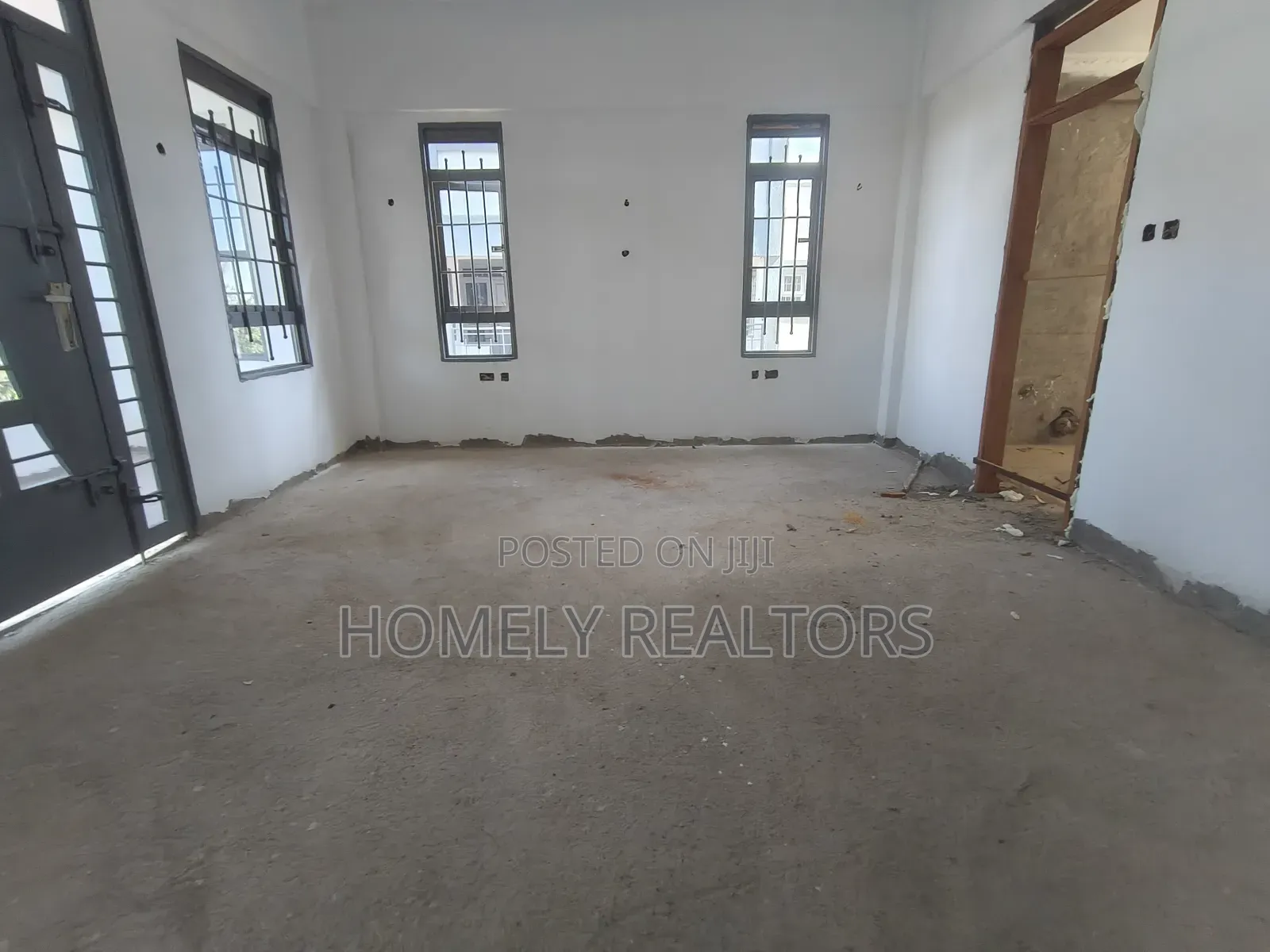 5bdrm Maisonette in Gated Estate, Kerarapon for sale