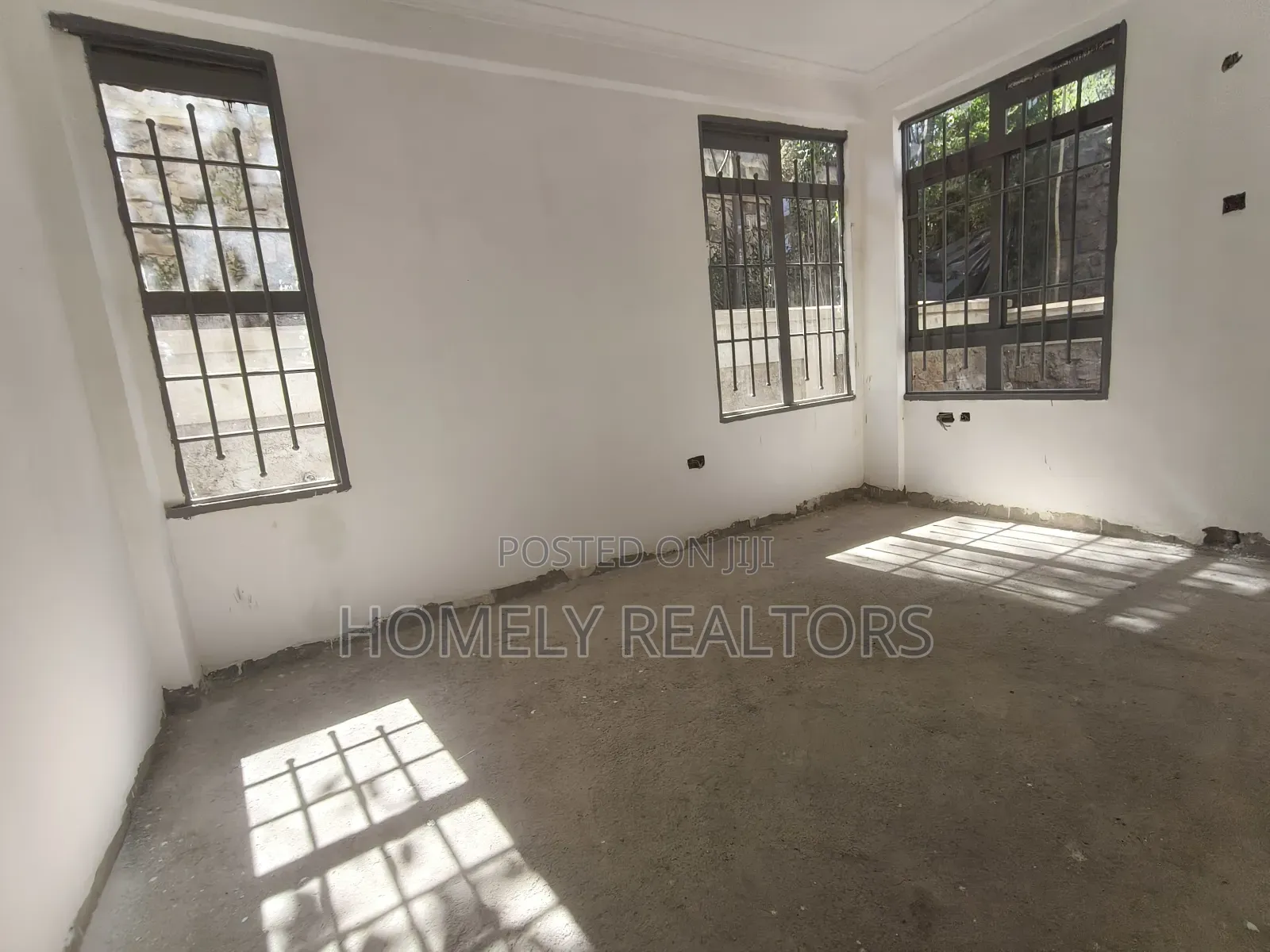 5bdrm Maisonette in Gated Estate, Kerarapon for sale