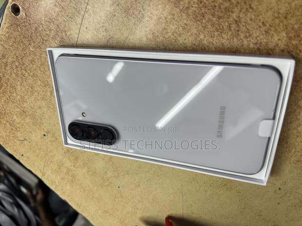 New Samsung Galaxy A56 128 GB White - thumbnail 3