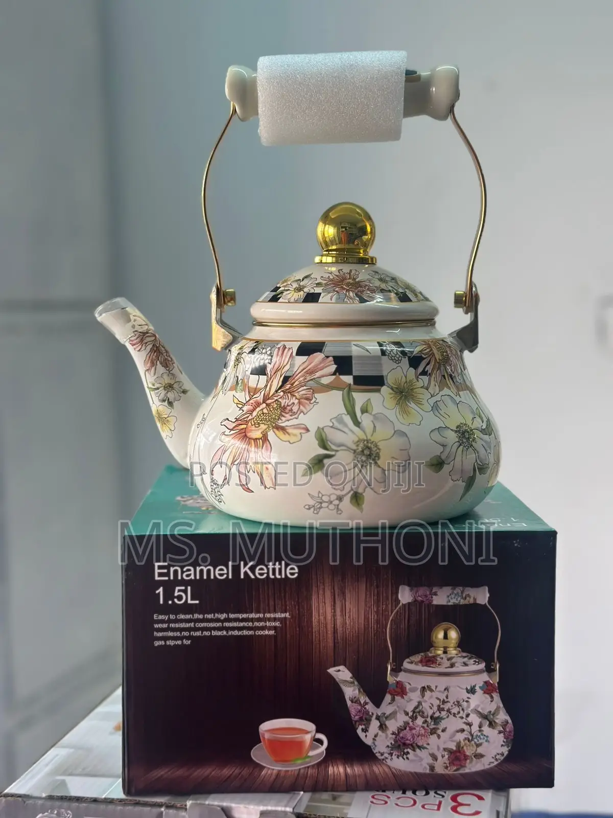 1.5l Capacity Enamel Kettle With a Floral Pattern