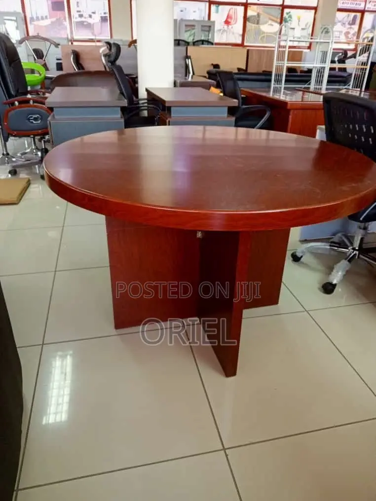 Modern Meeting Table : 4-Seater Round Conference Table