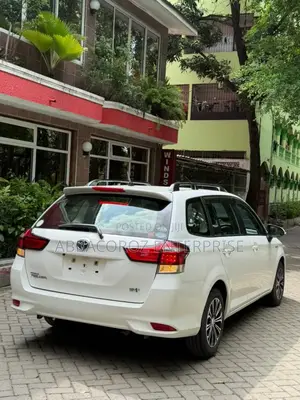 Toyota Corolla Fielder 1.5 Hybrid FWD 2018 Pearl