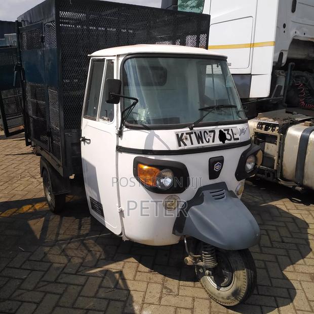 Piaggio 2023 White - main view