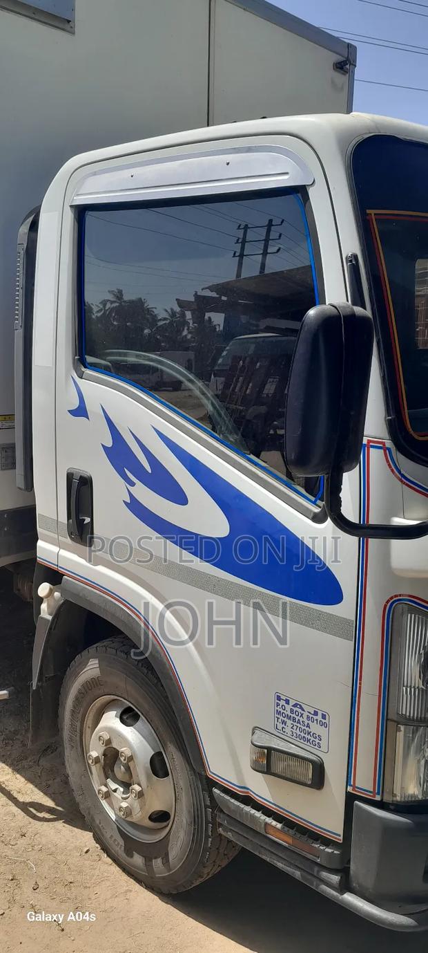 Isuzu Elf 2018 White - thumbnail 2