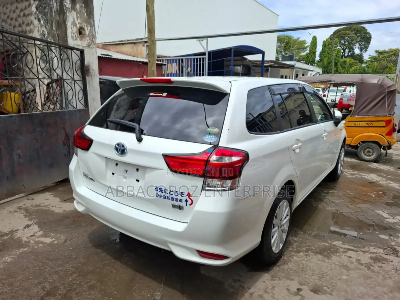 Toyota Corolla Fielder 1.5 Hybrid FWD 2018 White