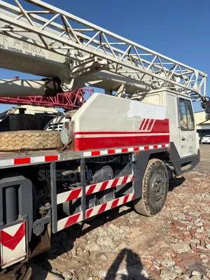 Cranes Are Available for Jobs and Delivery