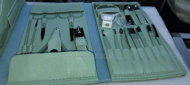 18 Manicure Pedicure Set